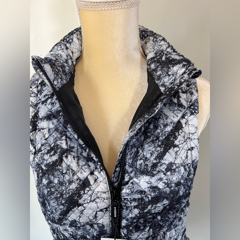 NWT Kyodan Woman’s Black & White Printed Warm Polyester Puffer Vest Small Petite - Picture 2 of 7